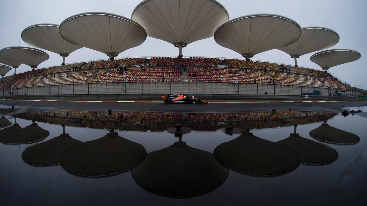 Fernando Alonso rodando por el circuito de Shangai