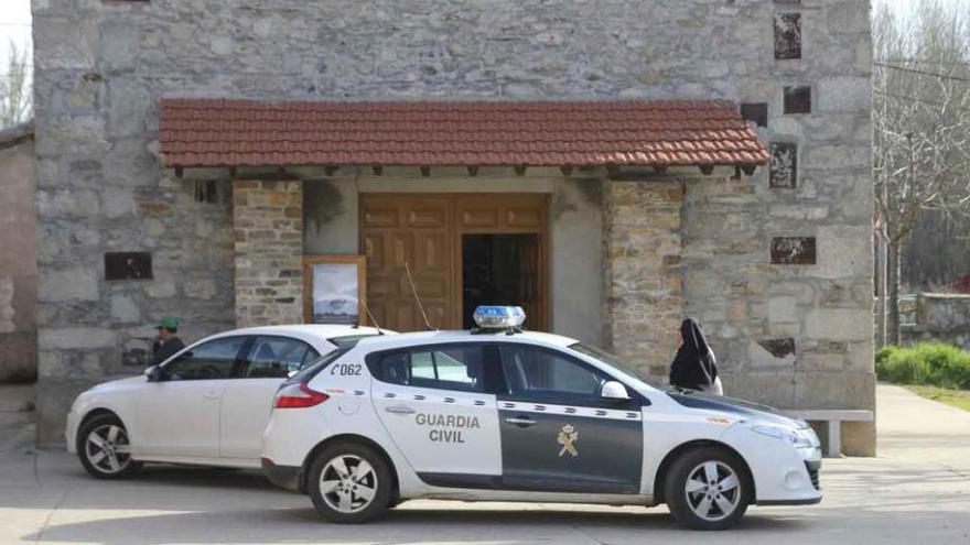 Un coche de la Guardia Civil a la puerta de una parroquia alistana asaltada por los ladrones.