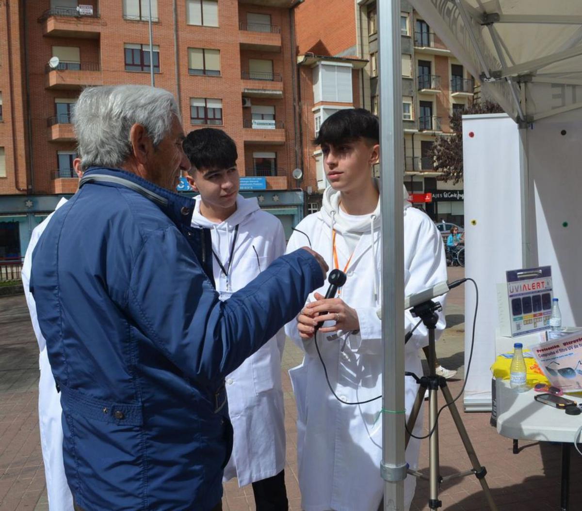 Un vecino comprobando la protección ultravioleta de sus gafas. | E. P.