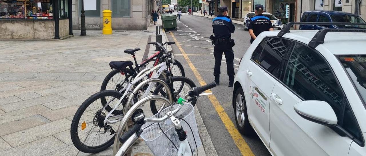 Auxiliares de policía vigilando el entorno de la plaza de Galicia y la calle Arzobispo Lago, esta mañana.