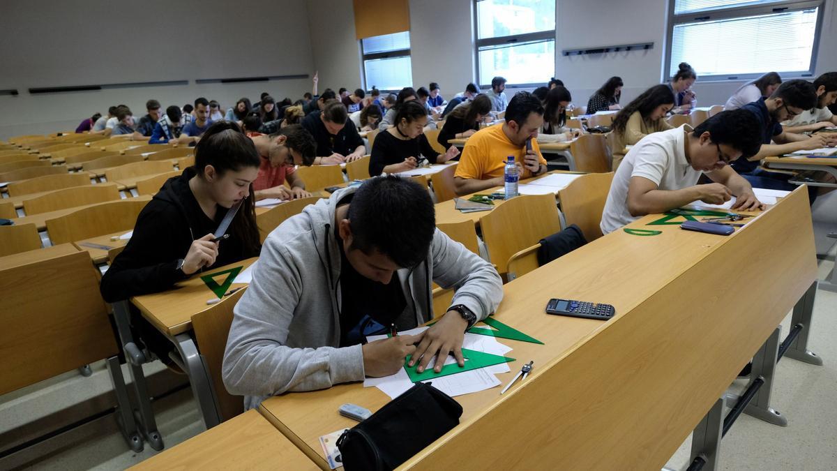 Alumnos en el campus de Mieres en un examen, en una imagen de archivo.