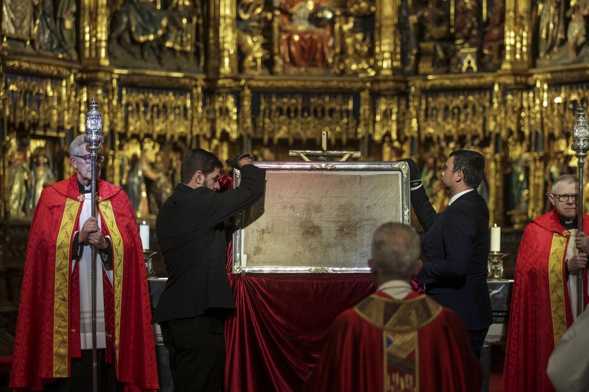 La Catedral, abarrotada en el Viernes Santo para presenciar el Santo Sudario