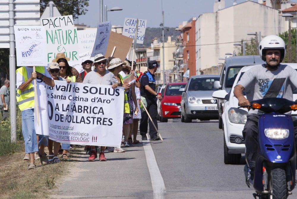 Mobilització contra la granja de pollastres a Solius