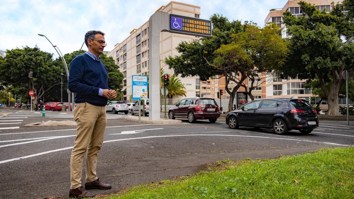 El concejal de Servicios Públicos en Santa Cruz muestra la zona que se asfaltará la próxima semana.