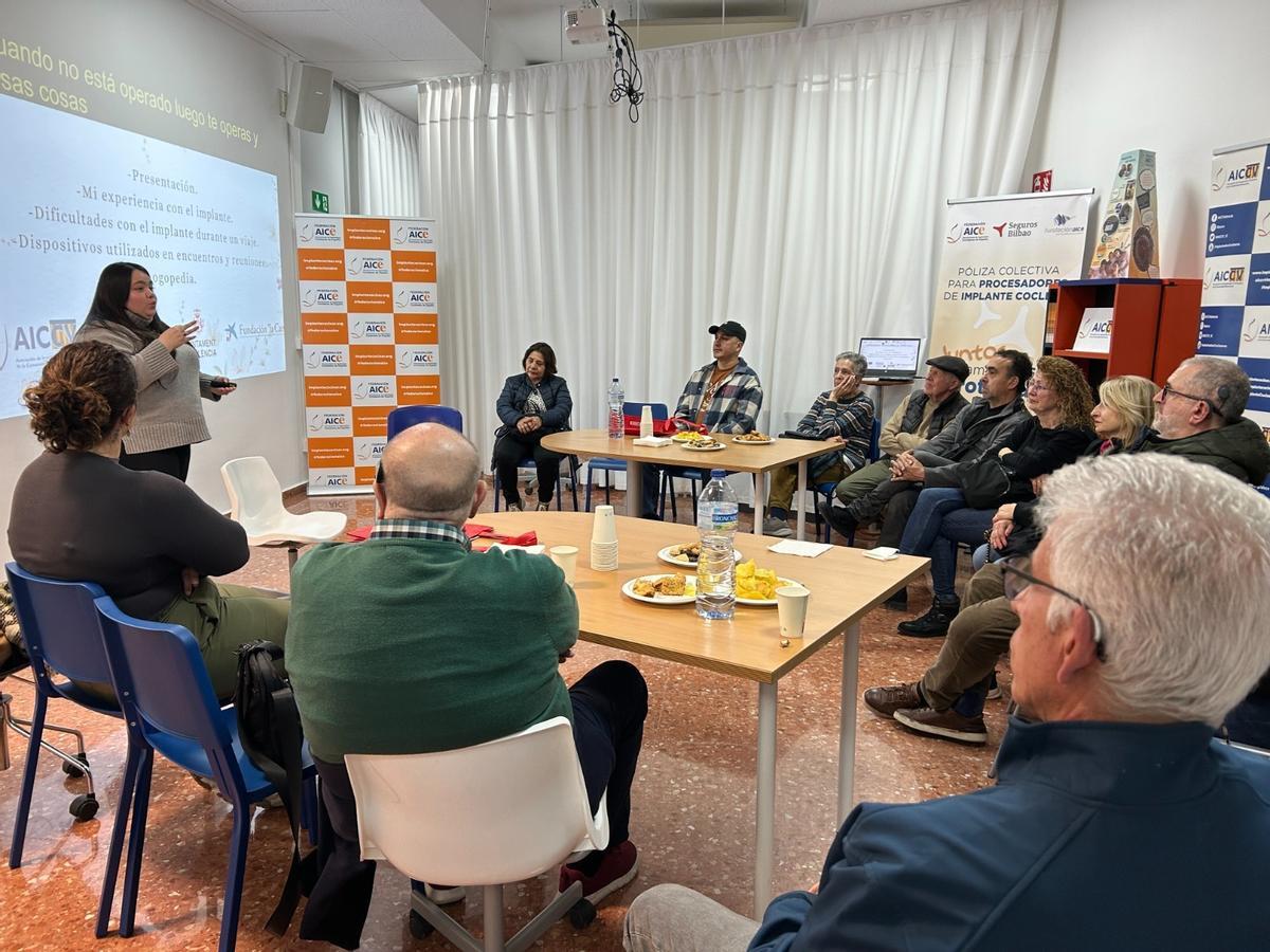 Sesión de logopedia a cargo de la Asociación de Implantados Cocleares de la Comunitat Valenciana (AICCV).