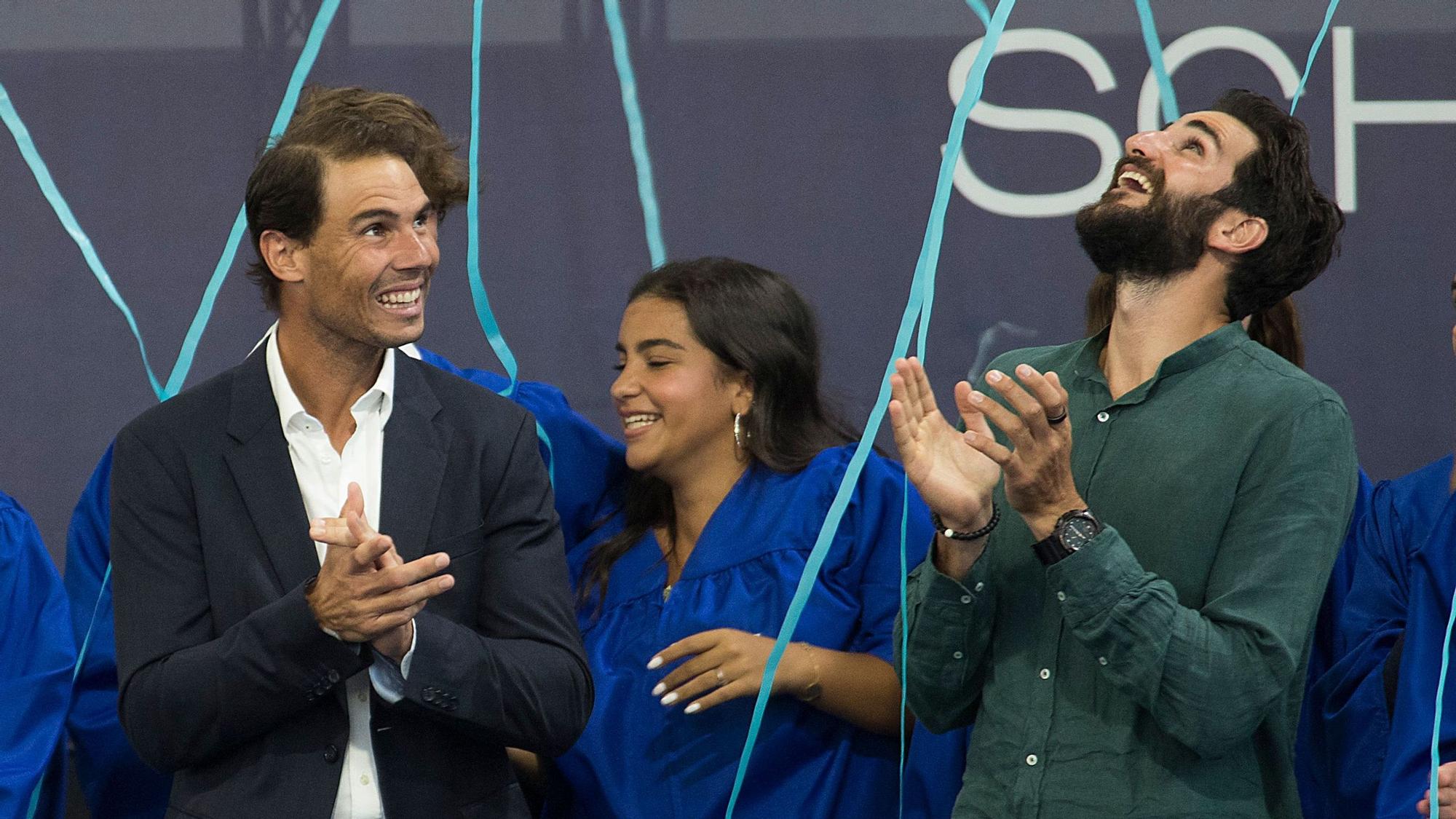 Rafael Nadal y Ricky Rubio sonríen durante la ceremonia de graduación de la sexta promoción de la Rafa Nadal Academy en Manacor