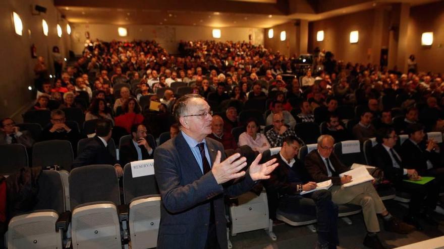 Enrique Tamargo, en primer término, dirigiéndose a la mesa presidencial en un momento de la asamblea de socios del Grupo Covadonga.