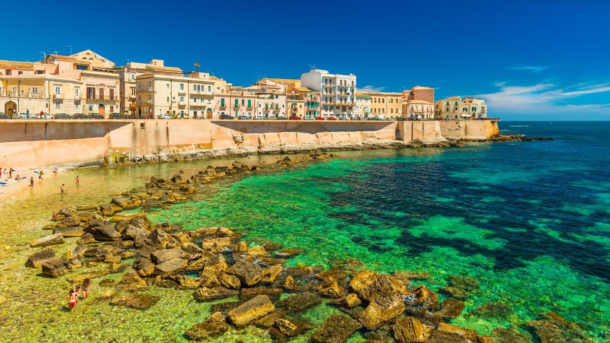 La playa del centro histórico de Siracusa es una parada indispensable en un viaje en coche por Sicilia