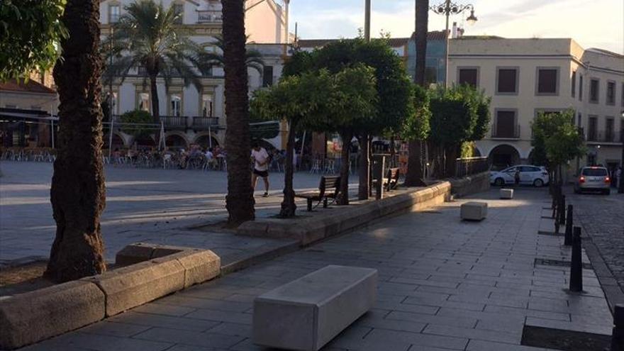 Instalan nuevos bancos en la plaza