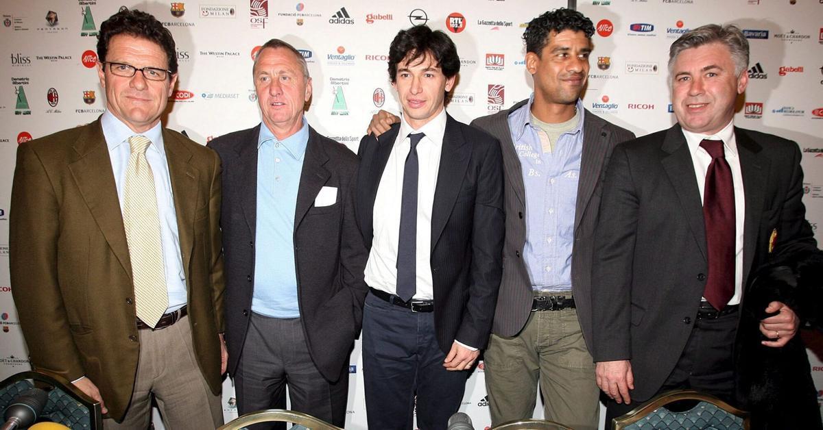ROM36. MILAN (ITALIA).15-03-06.-(De iz a der) El entrenador de la Juventus FC, Fabio Capello,el ex futbolista holandés Johan Cruyff, el jugador italiano Demetrio Albertini, el entrenador italiano del FC Barcelona Frank Rijkaard y el del AC Milan, Carlo Ancelotti, posan tras la rueda de prensa que ofrecieron en Milán, Italia, hoy miércoles 15 de marzo, para presentar el partido amistoso que el Barcelona y el Milan disputan hoy en el estadio Giuseppe Meazza de Milán, en homenaje al jugador italiano Demetrio Albertini con motivo de su retirada. EFE/Daniel Dal Zennaro