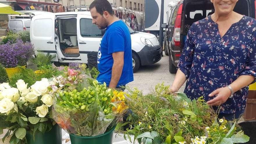 María del Carmen Búa, ante un capazo repleto de plantas para elaborar el agua de San Juan. // M.M.