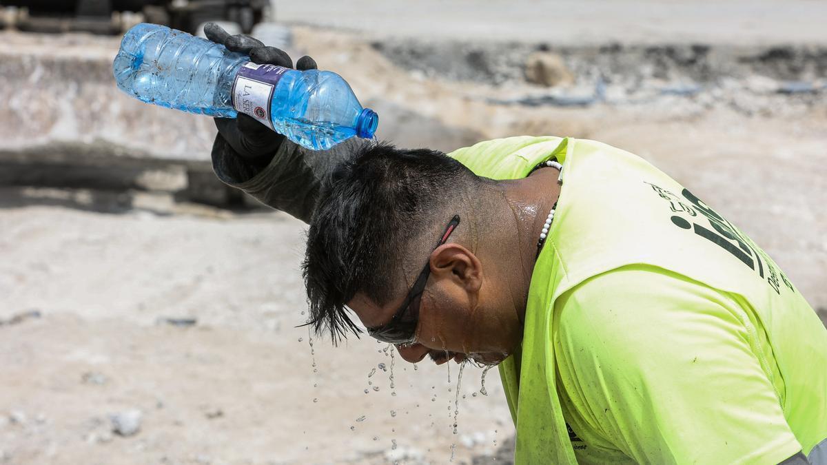 Un trabajador se refresca con una botella de agua en una imagen de la pasada semana.