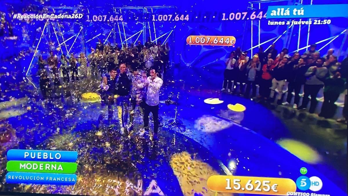 Los vilagarcianos celebrando el superar el millón de euros en el programa.