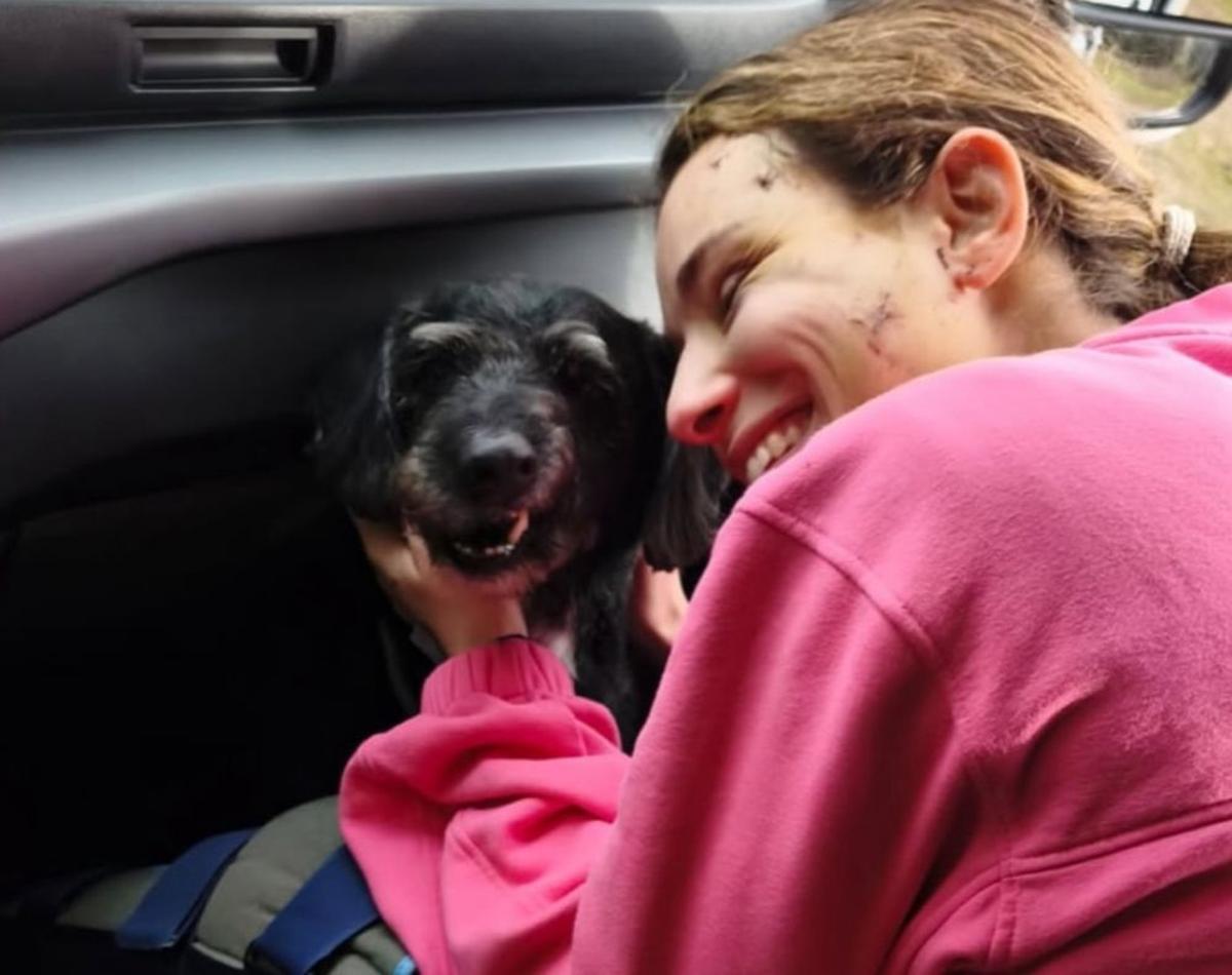 Ana, la dueña de Boro, junto a su mascota.