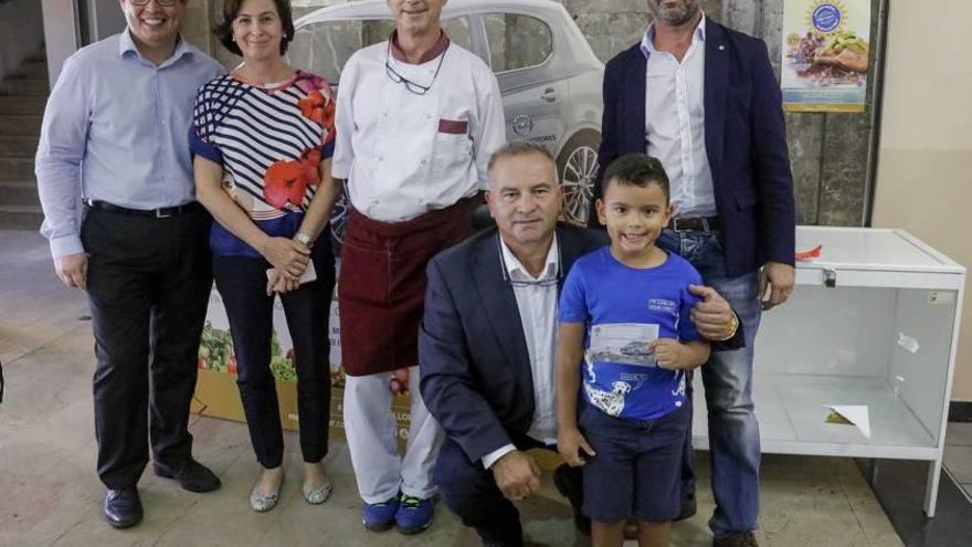 El sorteo se celebró ayer en el interior del mercado.