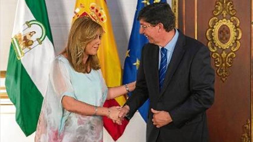 Susana Díaz i Juan Marín se saluden abans de la productiva reunió d&#039;ahir.