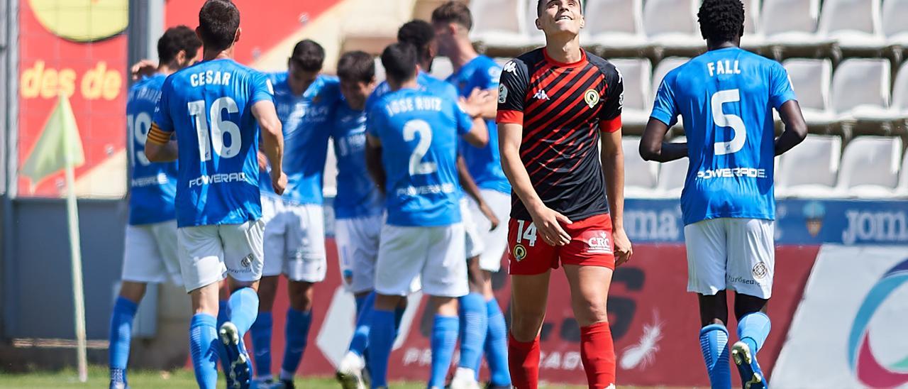 Los jugadores del Lleida celebran el tanto de Abel mientras David Sánchez mira al cielo resignado.