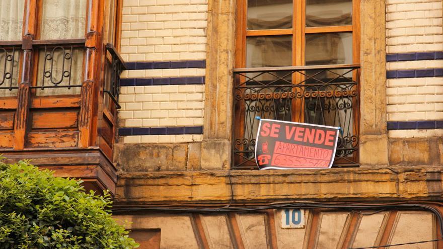 Un cartel anunciador de venta de piso.