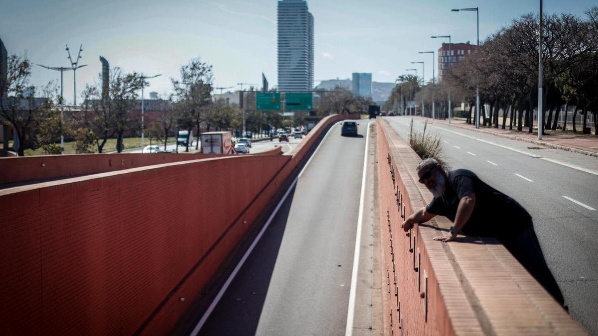 El pont de la Ronda Litoral d'on va caure l'home que fugia dels lladres