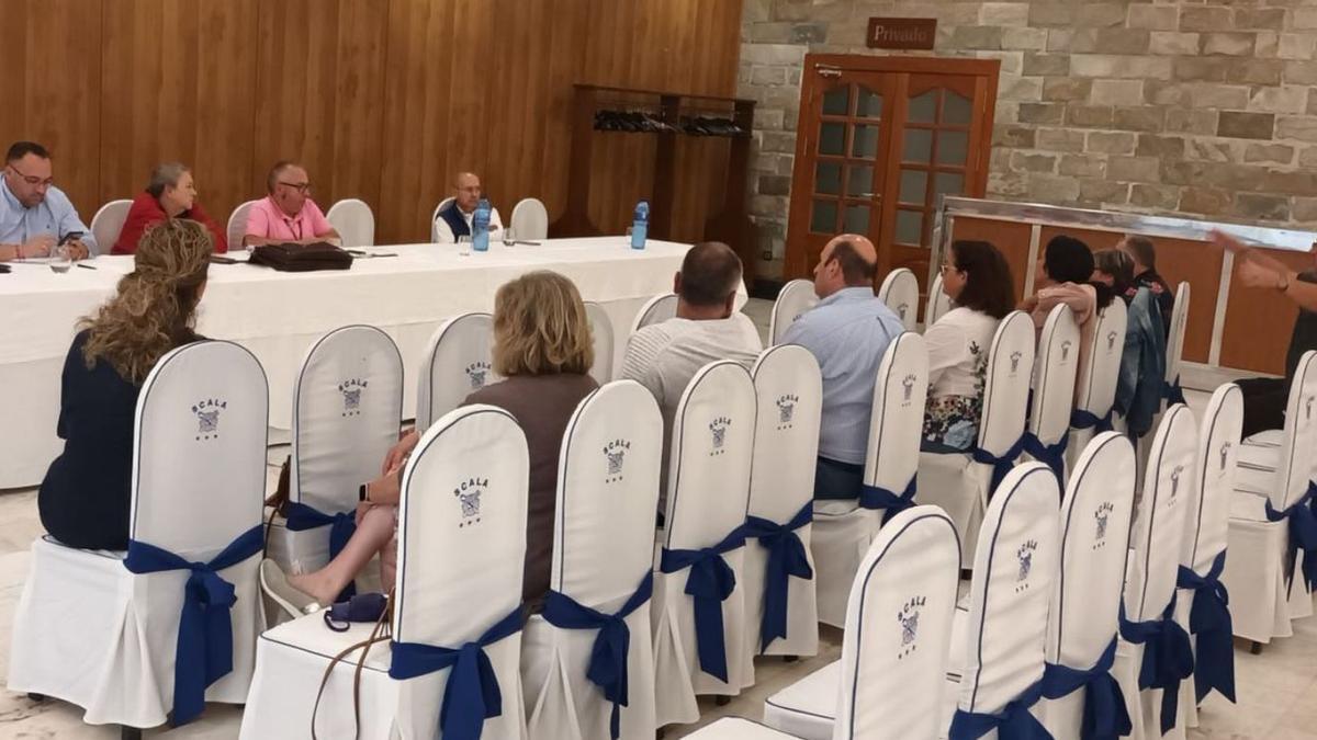 El criador y adiestrador Agustín Costa Fontán (3º por la izquierda, en la mesa presidencial),  durante la asamblea en la que fue reelegido presidente de la Sociedade Canina Galega. |  // FDV