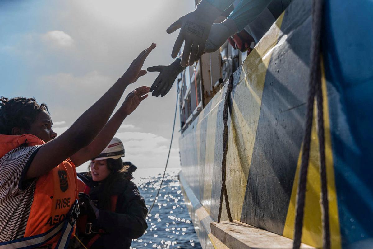 Migrantes a bordo del barco de rescate Rise Above frente a la costa de Sicilia, en el sur de Italia.