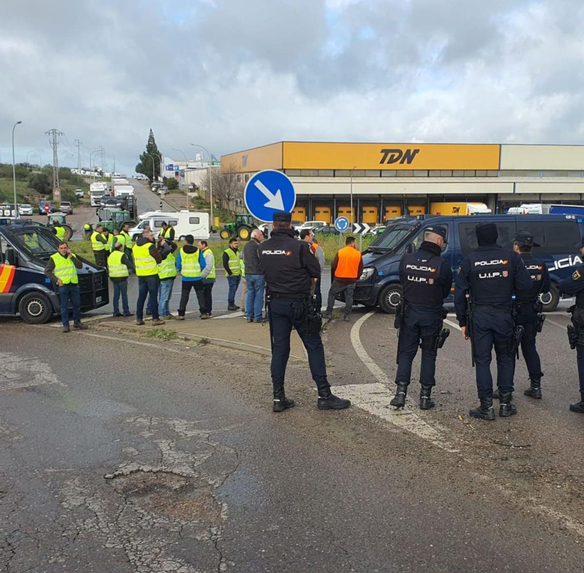 Los tractores de Tierra de Barros portaron un lazo negro en solidaridad con la Guardia Civil. | ALBERTO MANZANO