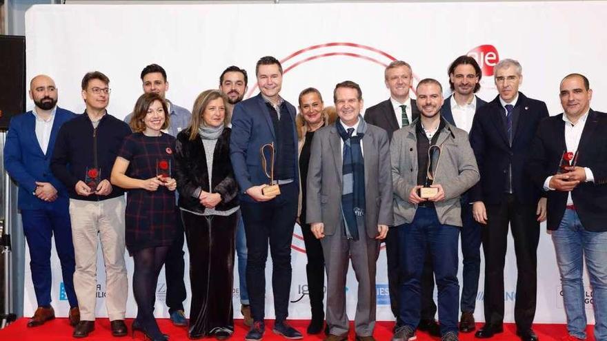 Los premiados junto a los presidentes de AJE Vigo y Galicia, Caballero, Pedrosa, Rueda, Silva y Conde.// J.L.