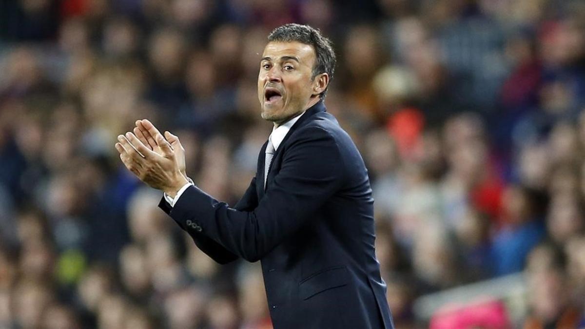 Luis Enrique anima a sus jugadores durante el Barça-Sporting.