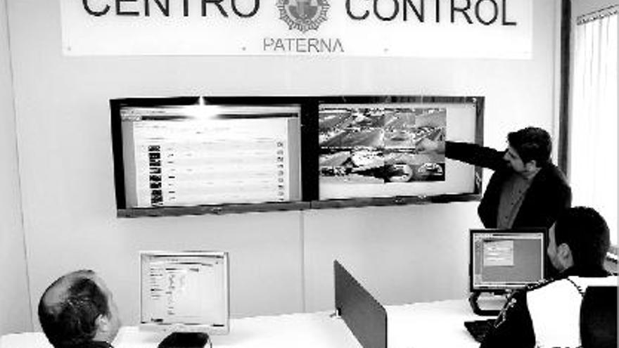 El concejal Vicente Arenes señala uno de los monitores en el centro de control.