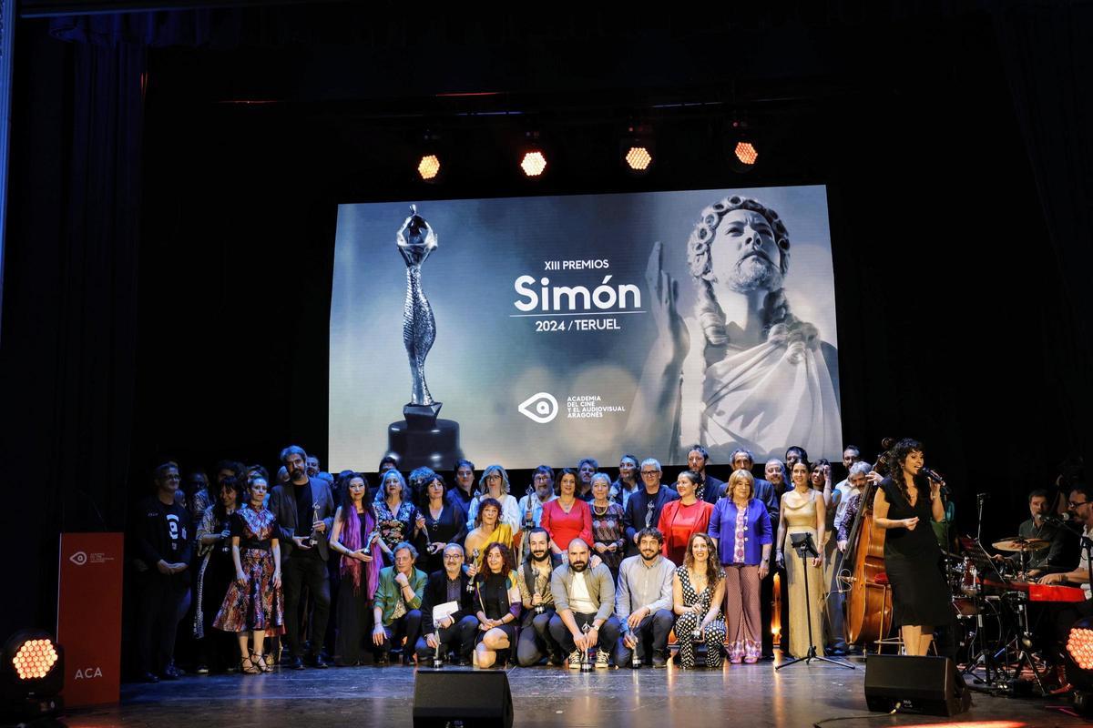 Foto de familia de los premiados en el Teatro Marín de Teruel.