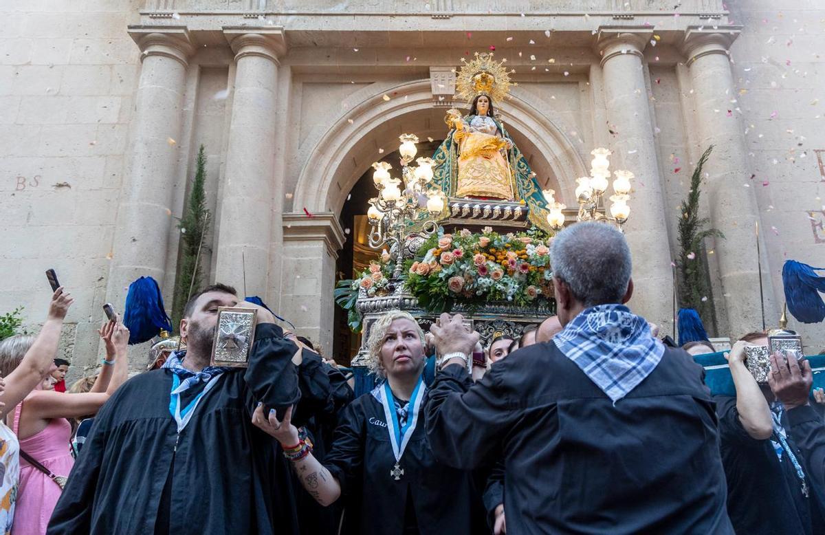 La procesión de la Virgen del Remedio llena Alicante de devoción por su Patrona