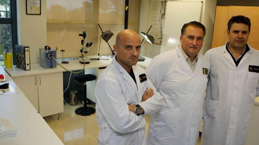 Tres de los investigadores del Secrim, en el laboratorio de Criminalística.