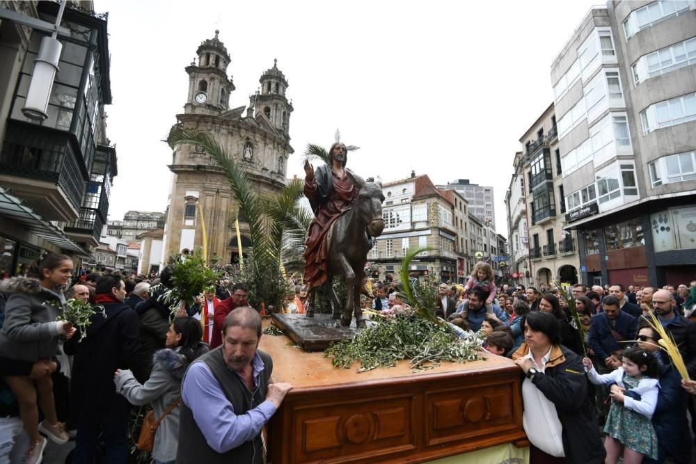 Multitudinaria procesión de "La Burrita" en Pontevedra. // G. Santos