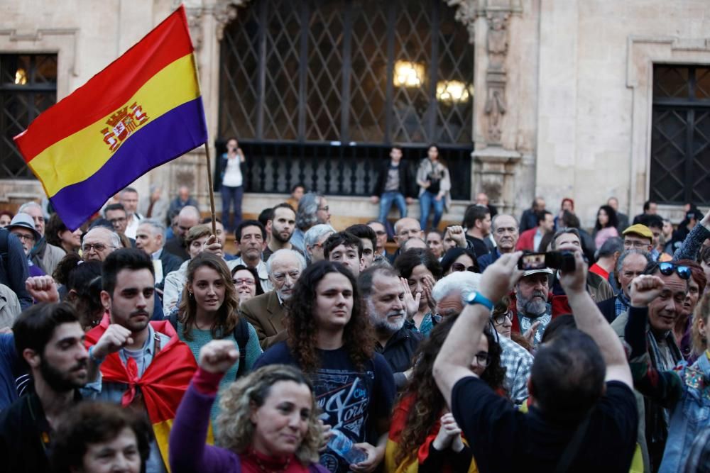 Unas 250 personas se manifiestan por la República en Cort