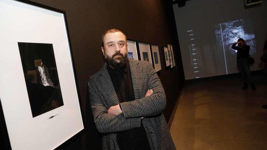 Paco Nadie, ayer, en el Centro Antiguo Instituto, junto a su obra.