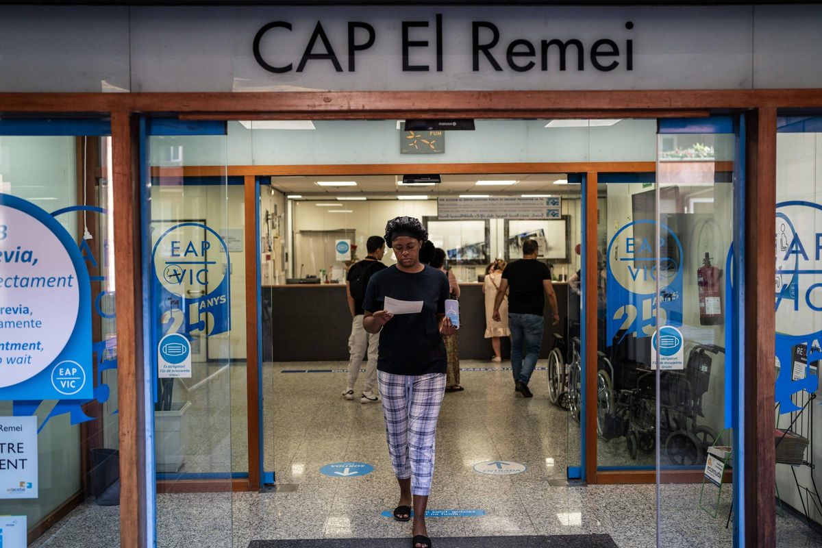 Una vecina de Vic sale del Centre d'Atenció Primaria El Remei, en Vic.