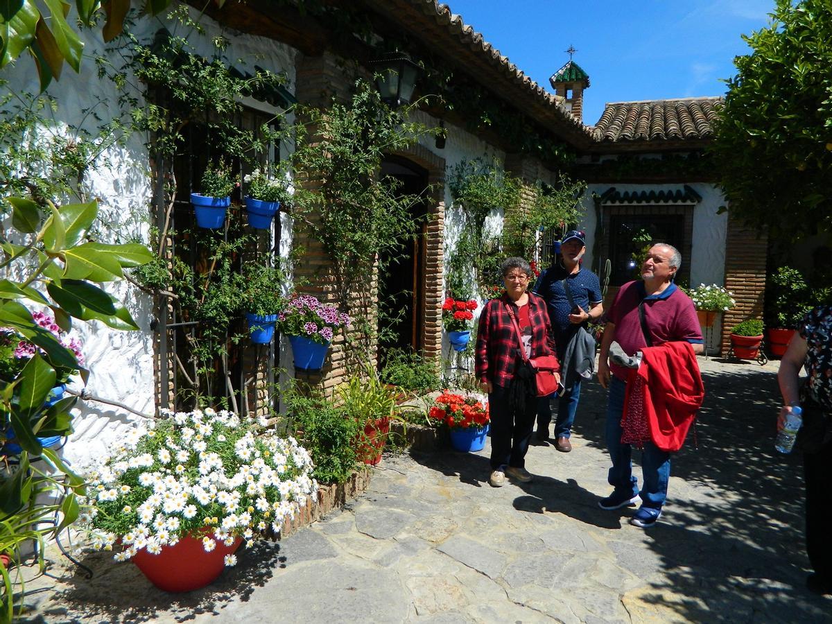 Turistas en un patio de la Subbética, en una imagen de archivo.