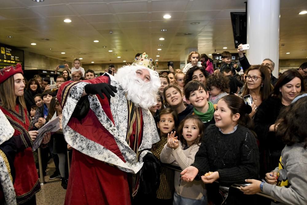 Los Reyes Magos llegan al aeropuerto de Alvedro