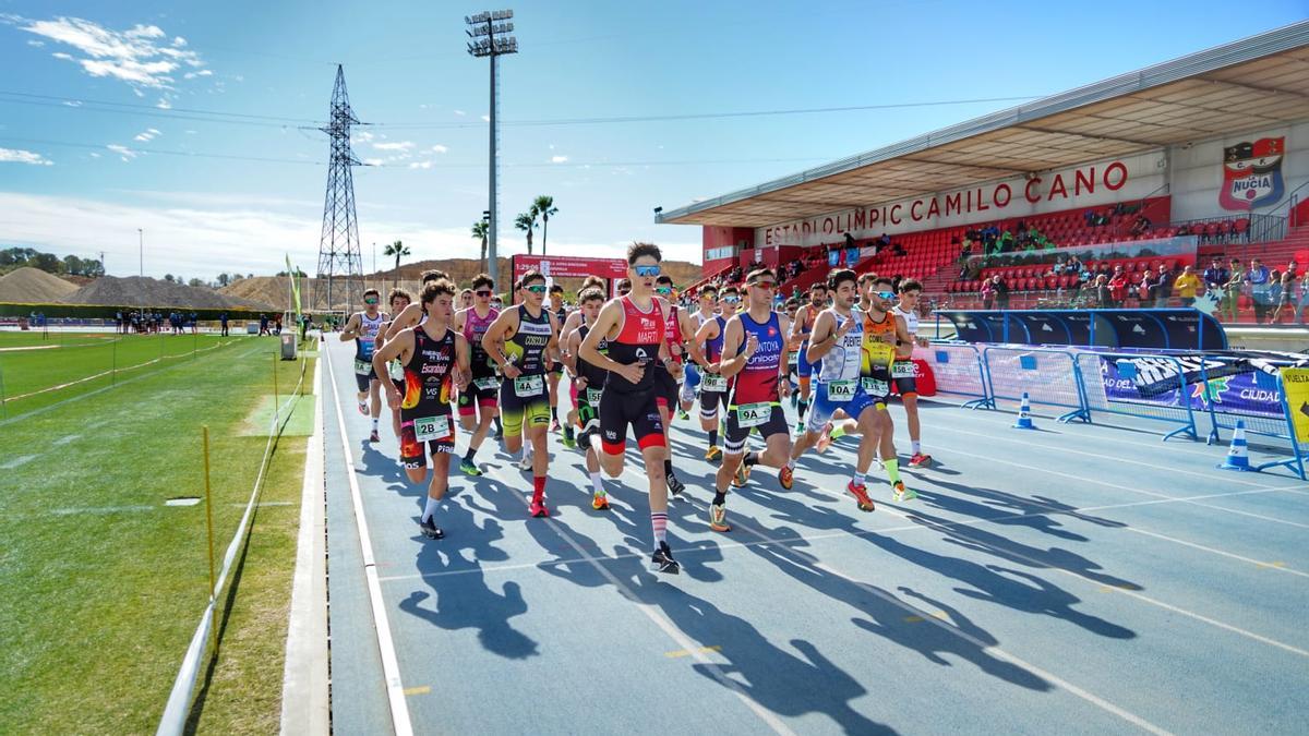 Los participantes corren en la pista de atletismo del Estadi Olímpic Camilo Cano