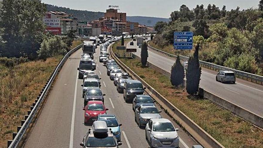 Cues en direcció nord a l&#039;autopista AP-7, a l&#039;altura de la Jonquera.