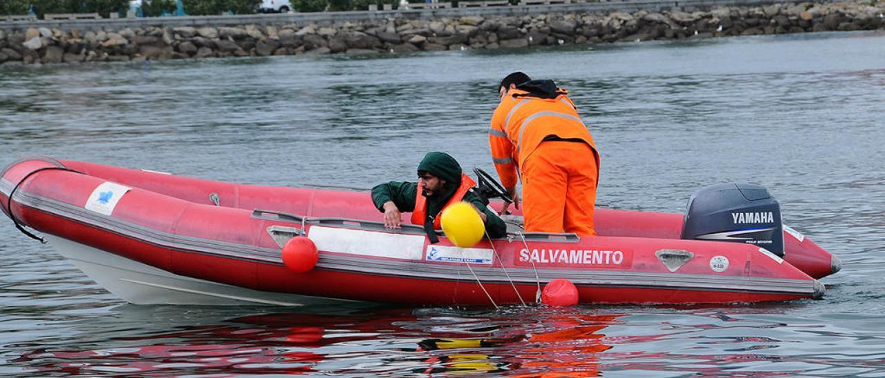 Pruebas de patrón de embarcaciones de salvamento en Cangas, en una imagen de archivo. // G.Núñez