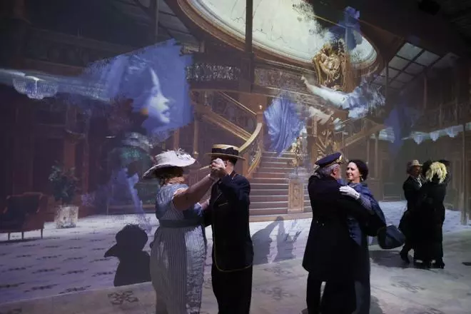 Llega a València la exposición inmersiva sobre el Titanic en Bombas Gens: 'La leyenda del Titanic' permite pasear al público por dentro del histórico buque