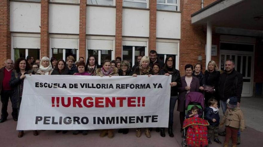 Padres de los alumnos de la escuela de Villoria, delante del centro.