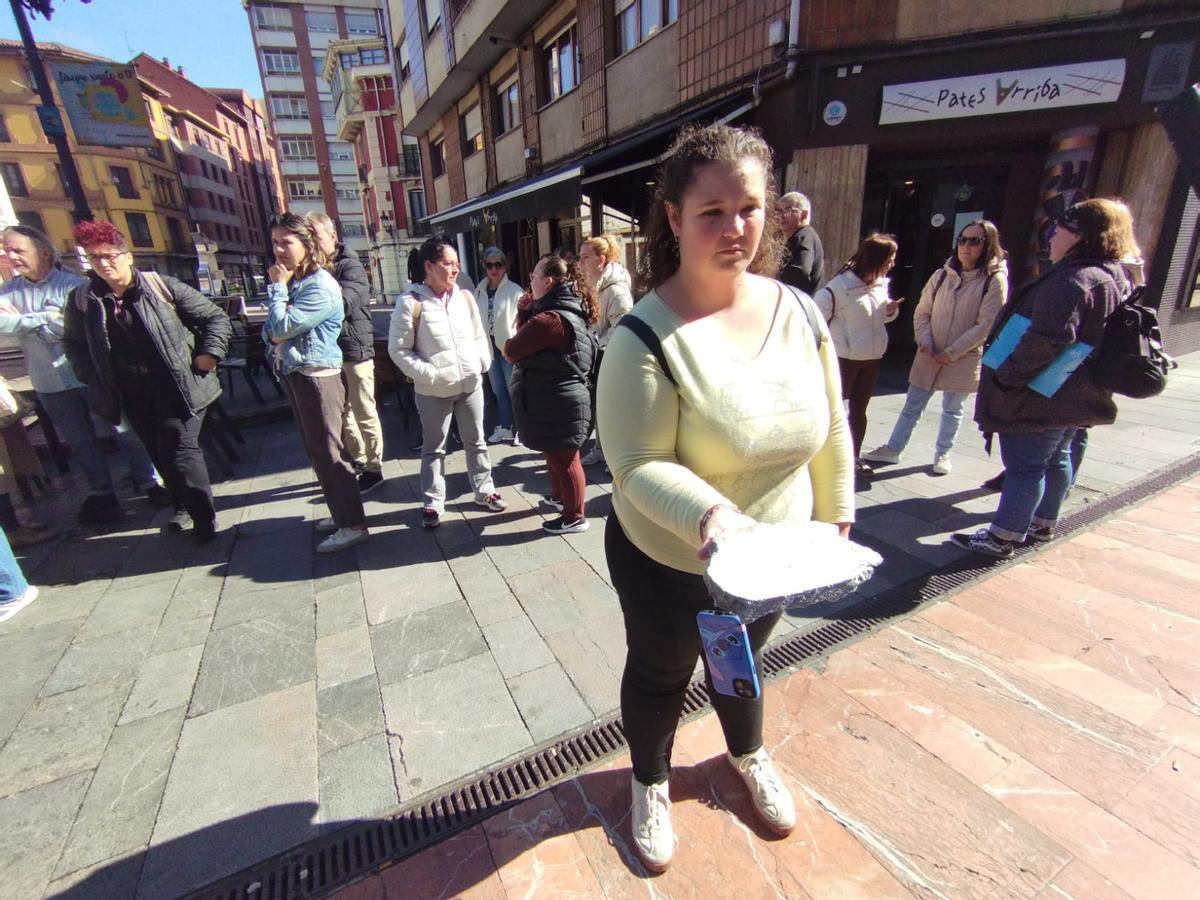 Cintia Martín muestra uno de los cascotes desprendidos de la fachada.