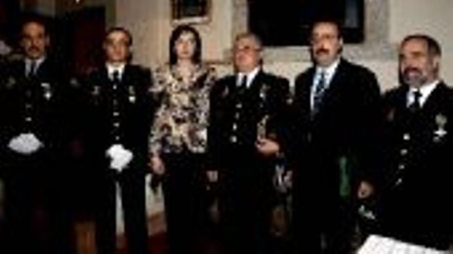 Premio a tres policías,el ayuntamiento y laCaja de Extremadura