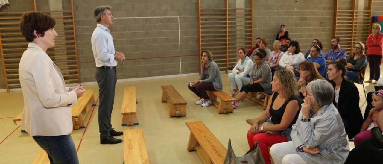 Padres asistentes a la reunión celebrada ayer en el Rosalía de Castro. // Muñiz