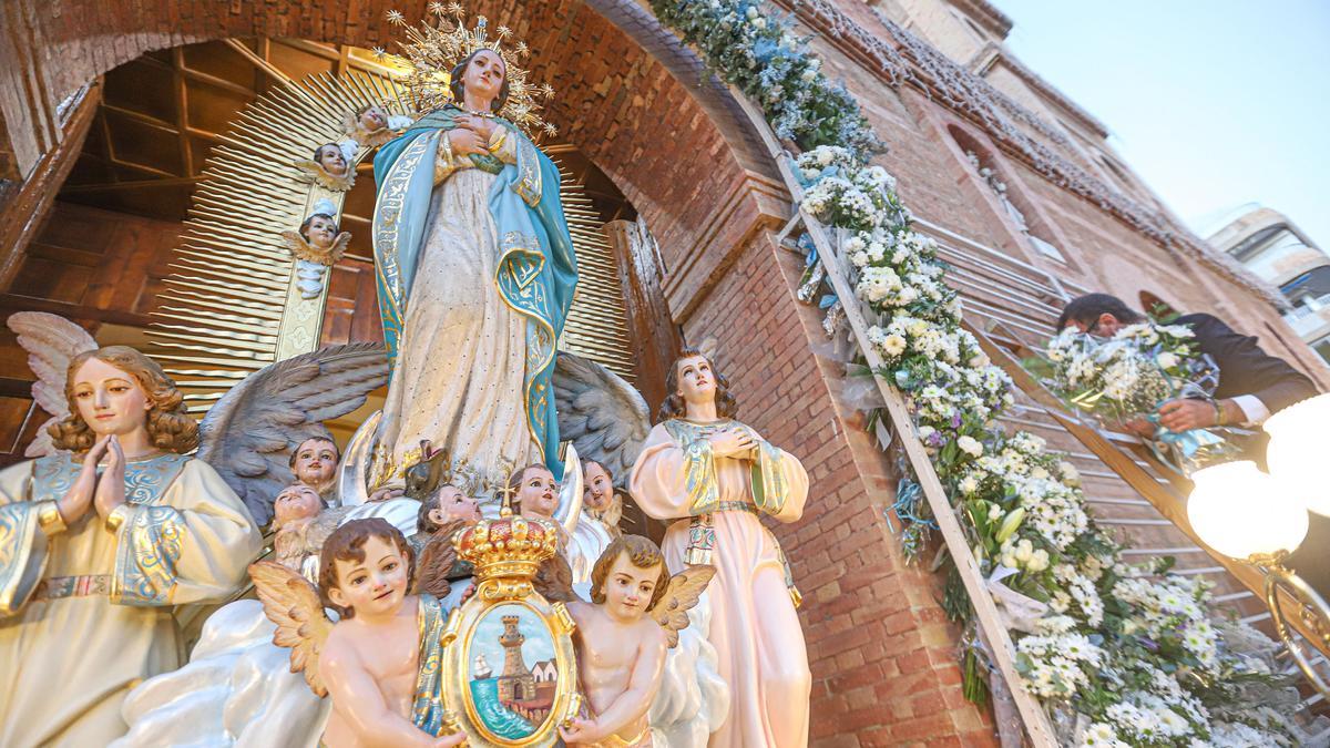 Más de 70 entidades y asociaciones participan en la multitudinaria ofrenda a la patrona que vistió de flores la fachada de iglesia de la Inmaculada Concepción