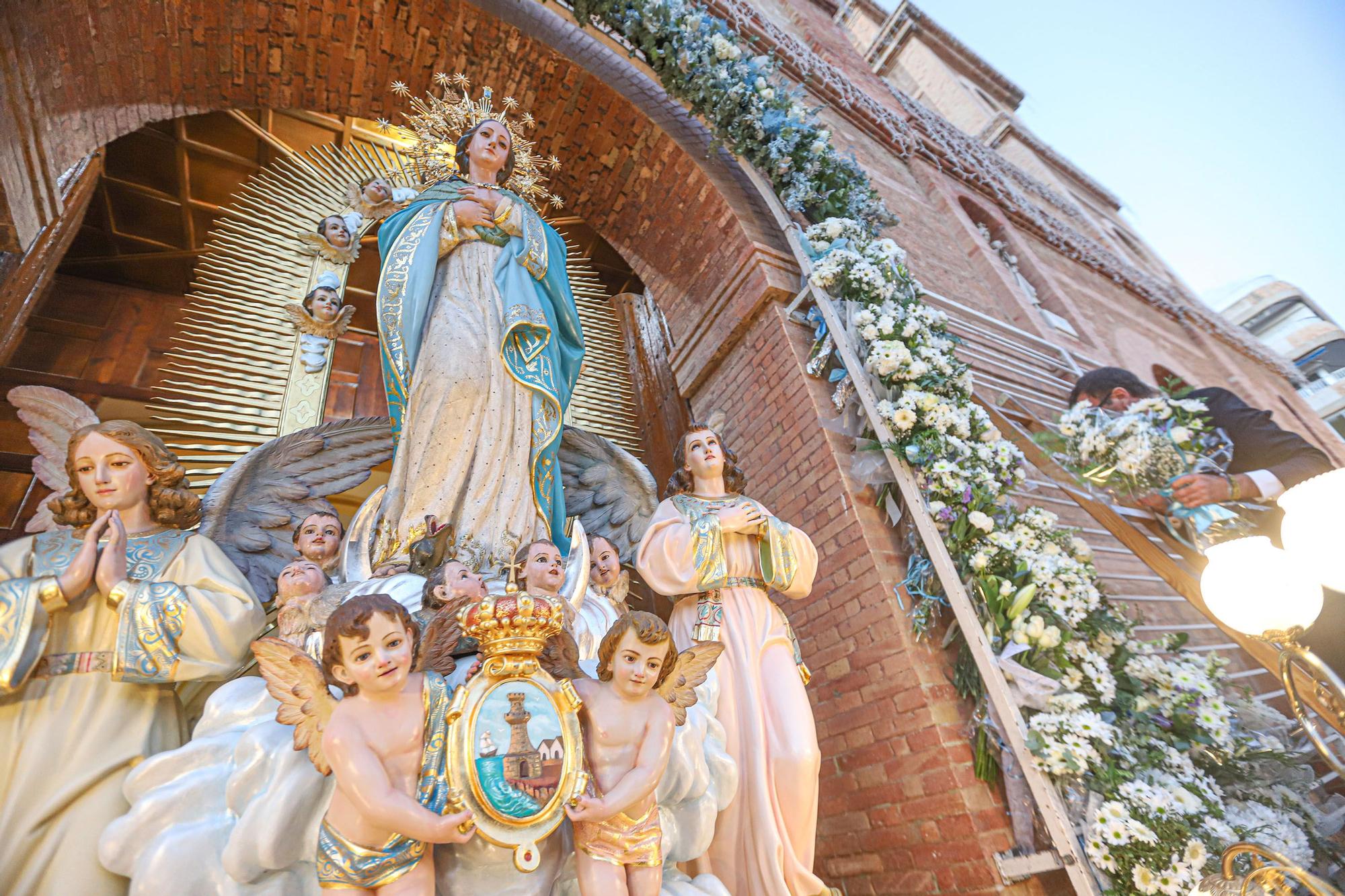 Más de 70 entidades y asociaciones participan en la multitudinaria ofrenda a la patrona que vistió de flores la fachada de iglesia de la Inmaculada Concepción