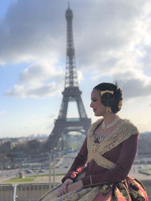 Marina y Sara, en la fiesta fallera de París.