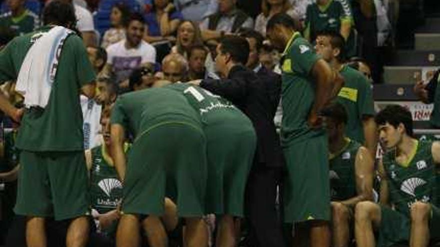 Los jugadores rodean a Casimiro en el partido de ayer ante el Banca Cívica.